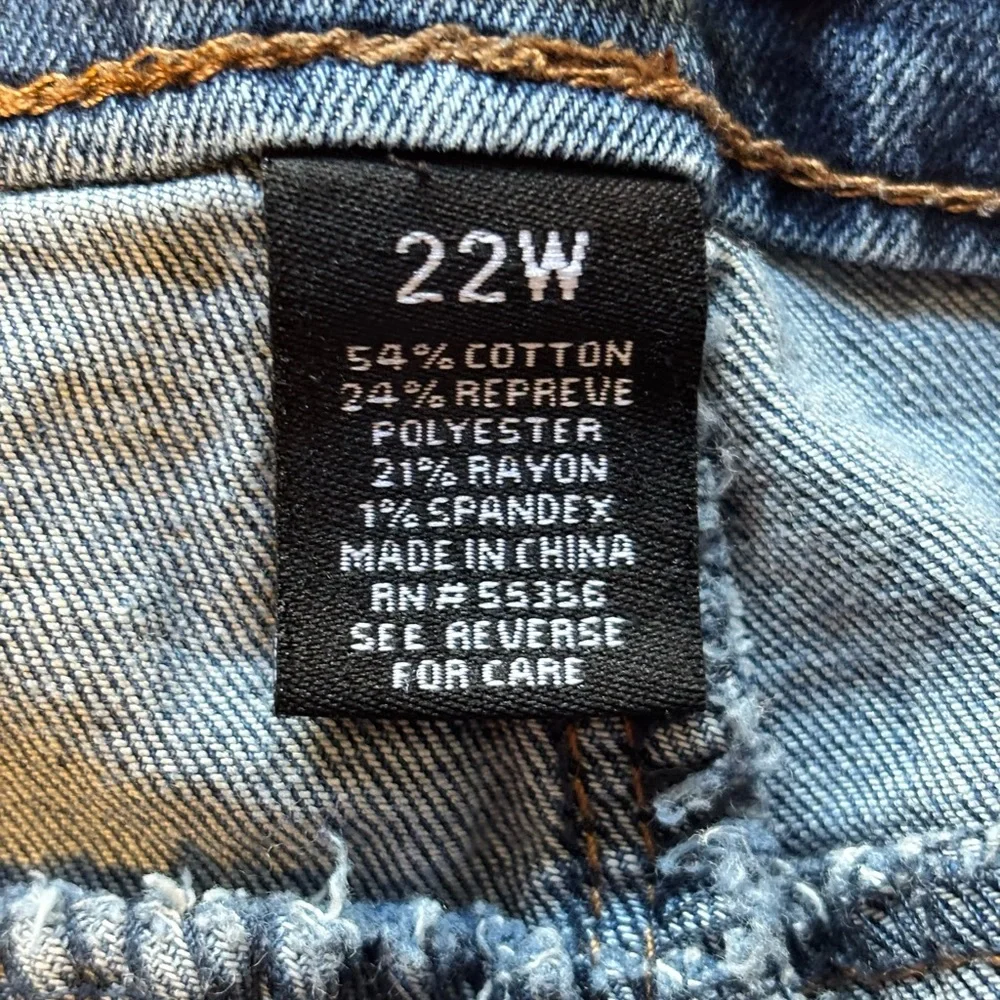 🌸 d. jeans Women’s Size 22W Straight Leg with Stretch Denim in a Medium Wash